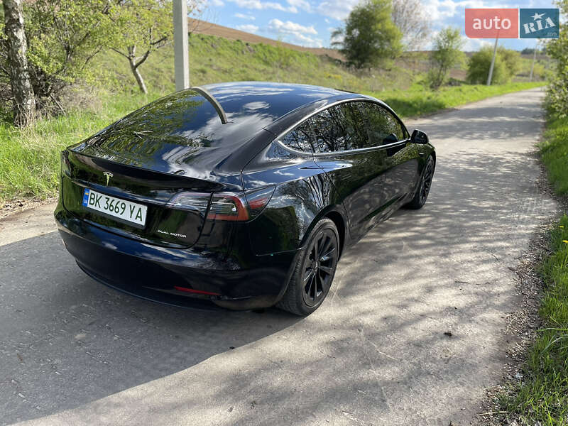 Седан Tesla Model 3 2021 в Ровно