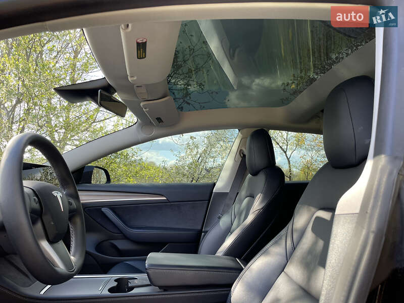 Седан Tesla Model 3 2021 в Ровно