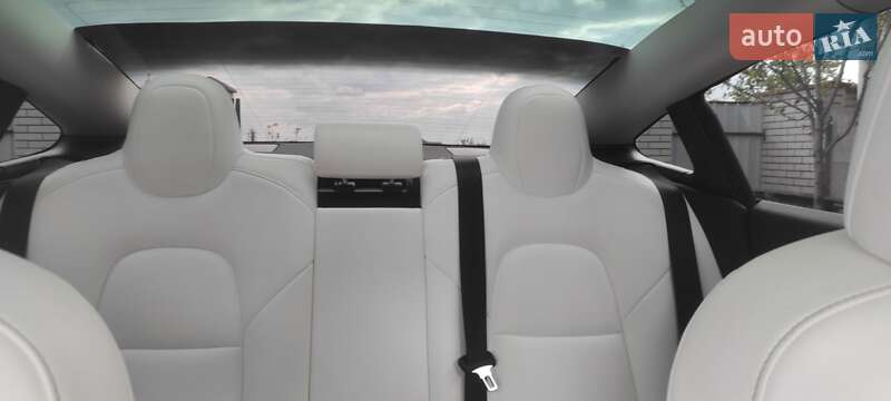 Седан Tesla Model 3 2021 в Виннице