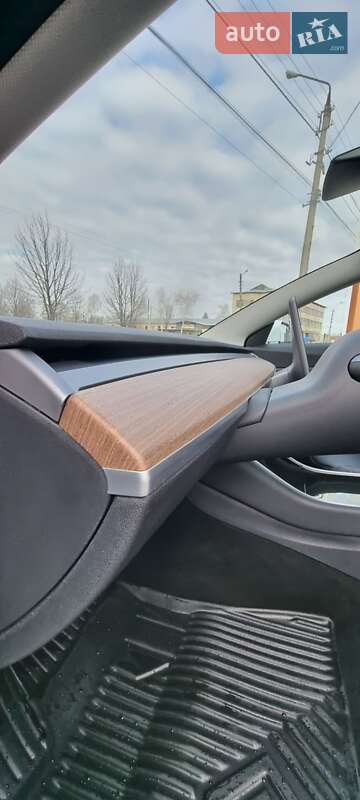 Седан Tesla Model 3 2020 в Чернівцях