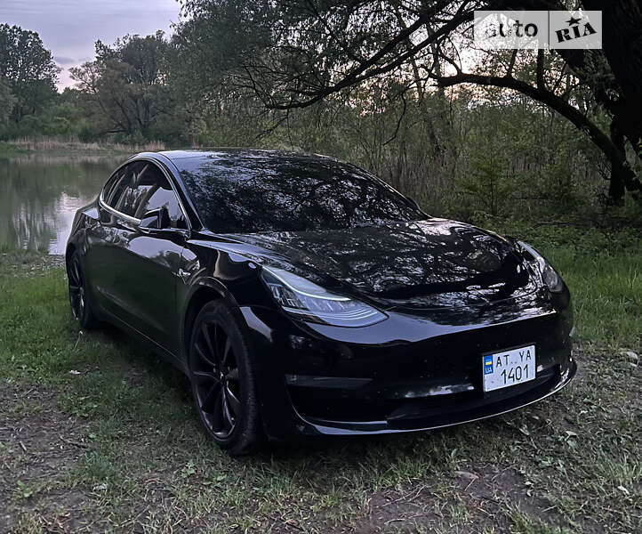 Седан Tesla Model 3 2019 в Снятині