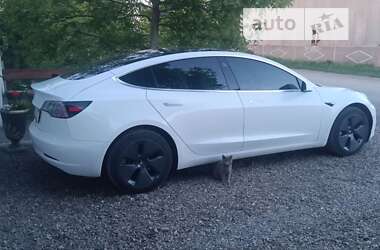 Седан Tesla Model 3 2020 в Чернівцях