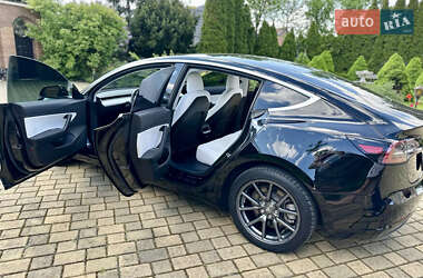 Седан Tesla Model 3 2019 в Рівному