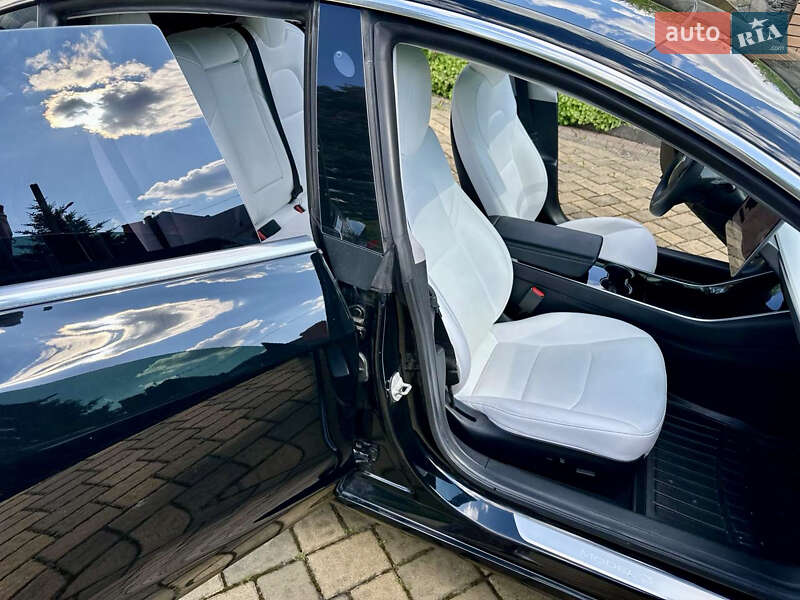 Седан Tesla Model 3 2019 в Рівному