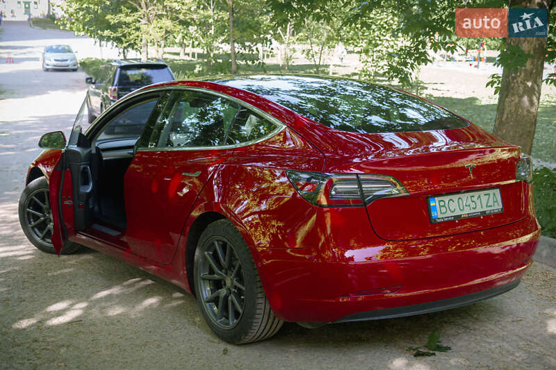 Седан Tesla Model 3 2018 в Львове