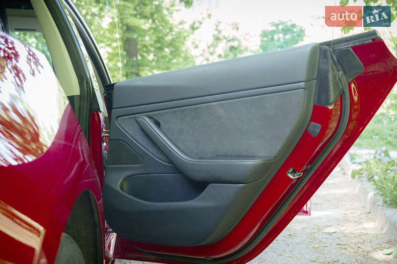 Седан Tesla Model 3 2018 в Львове
