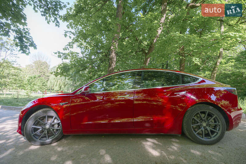 Седан Tesla Model 3 2018 в Львове