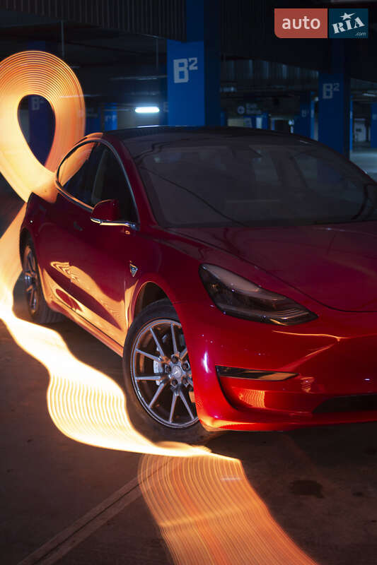 Седан Tesla Model 3 2018 в Львове