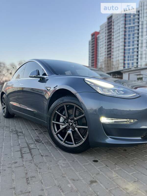 Седан Tesla Model 3 2020 в Львове