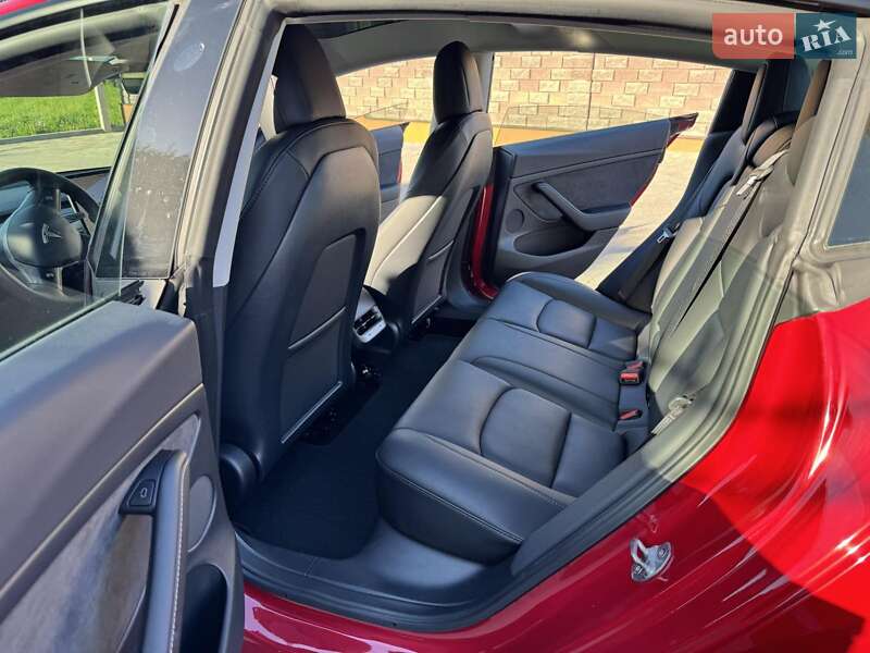 Седан Tesla Model 3 2022 в Ровно