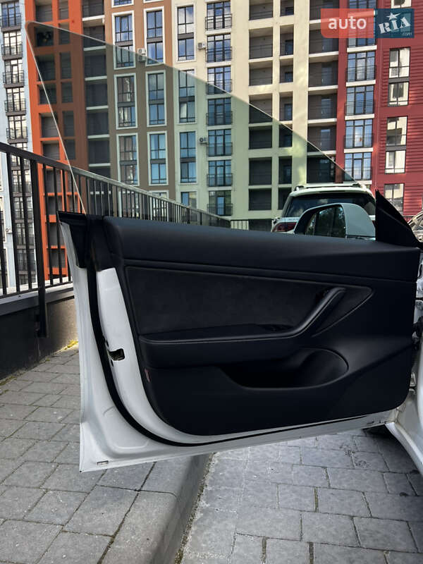 Седан Tesla Model 3 2019 в Львове