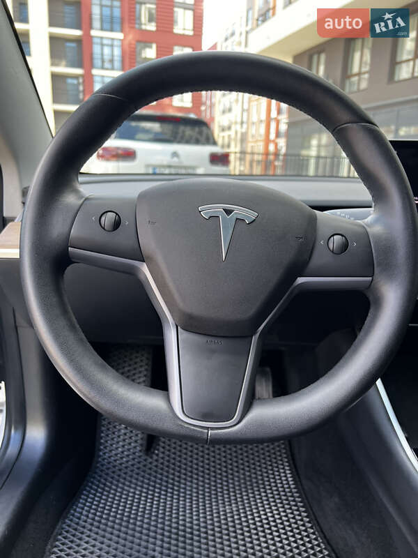 Седан Tesla Model 3 2019 в Львове