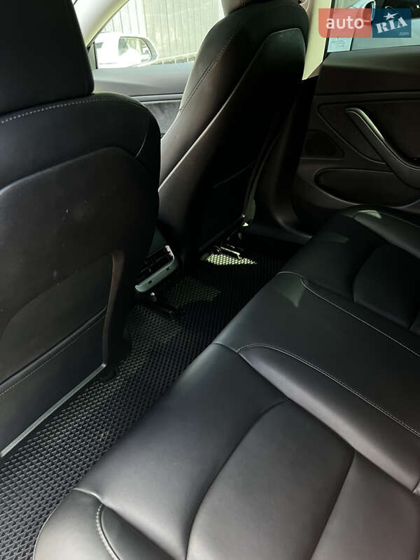 Седан Tesla Model 3 2019 в Львове