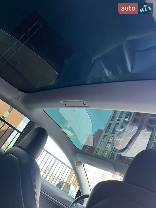 Седан Tesla Model 3 2019 в Львове