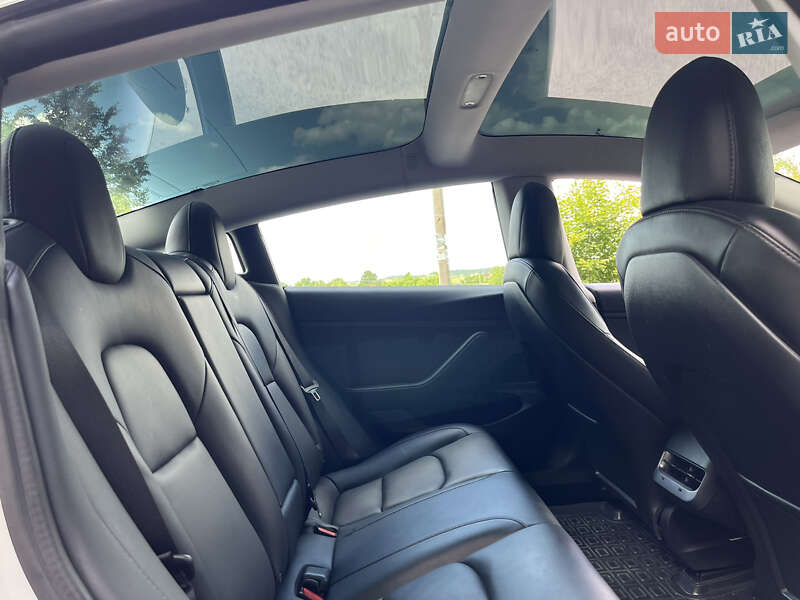 Седан Tesla Model 3 2020 в Новомосковську
