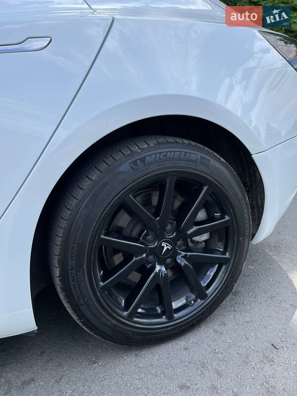 Седан Tesla Model 3 2020 в Новомосковську
