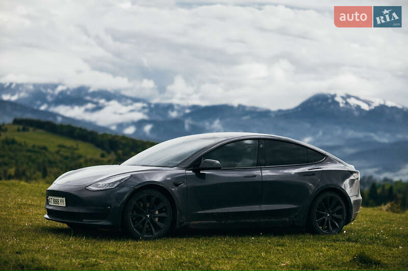 Седан Tesla Model 3 2020 в Яремче