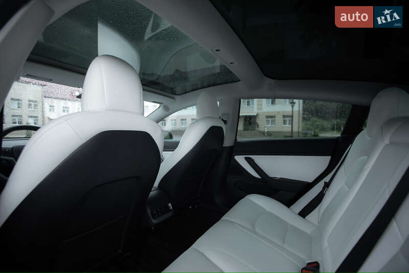 Седан Tesla Model 3 2020 в Яремче