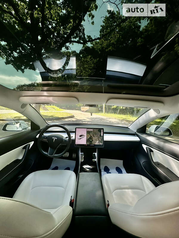 Седан Tesla Model 3 2018 в Львове