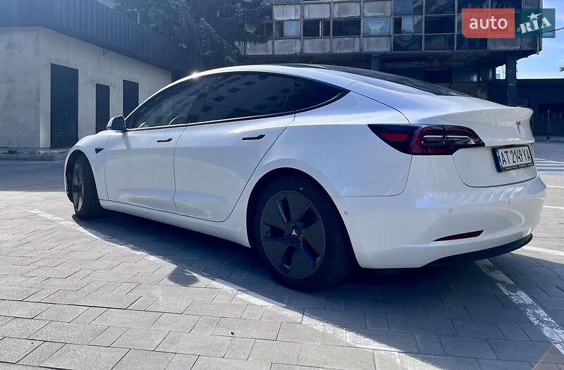 Седан Tesla Model 3 2021 в Івано-Франківську