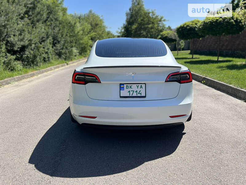 Седан Tesla Model 3 2019 в Ровно