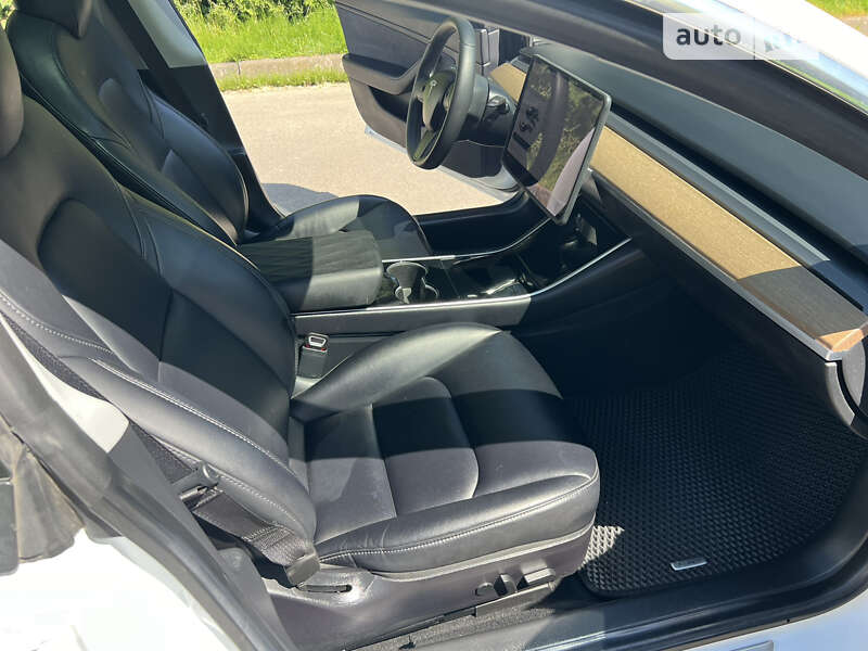 Седан Tesla Model 3 2019 в Ровно