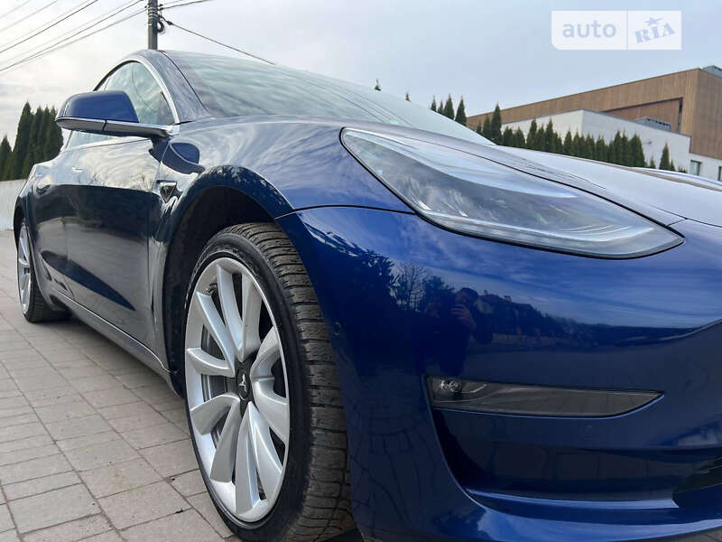 Седан Tesla Model 3 2019 в Львове