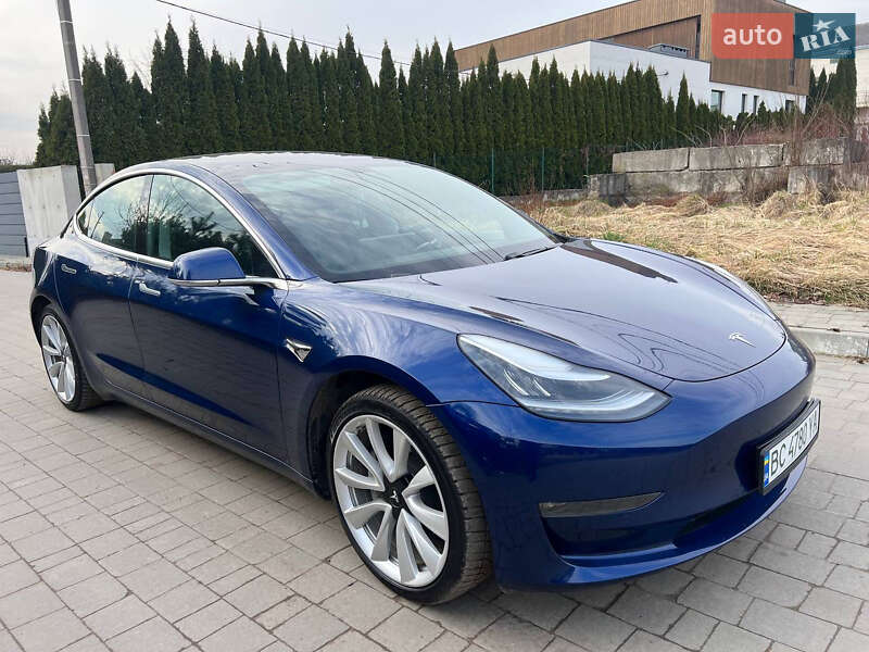Седан Tesla Model 3 2019 в Львове