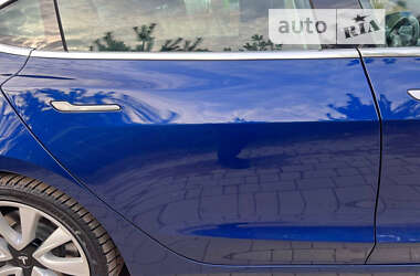 Седан Tesla Model 3 2019 в Львове