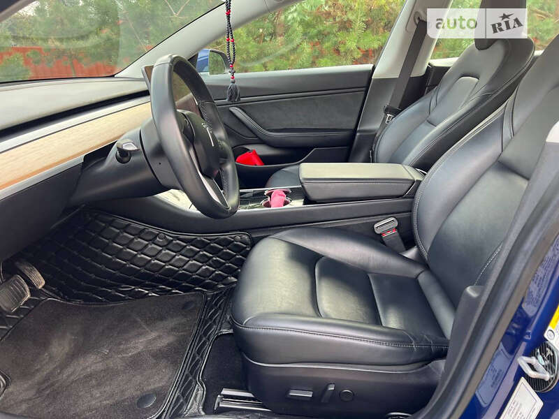 Седан Tesla Model 3 2019 в Львове