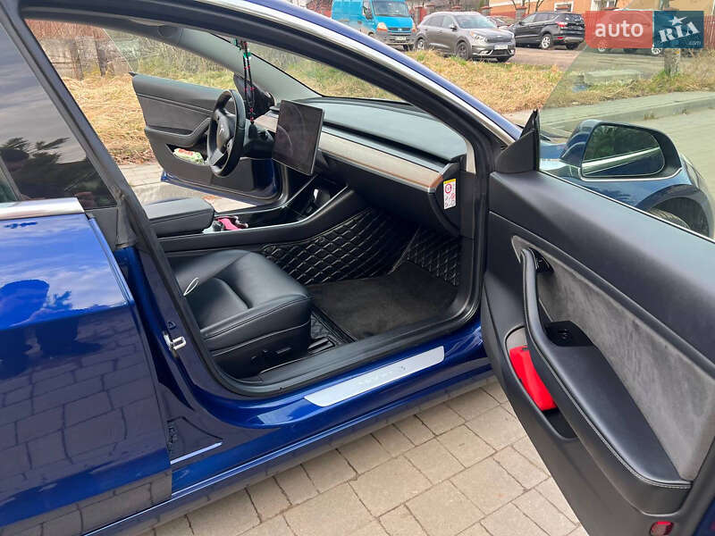 Седан Tesla Model 3 2019 в Львове