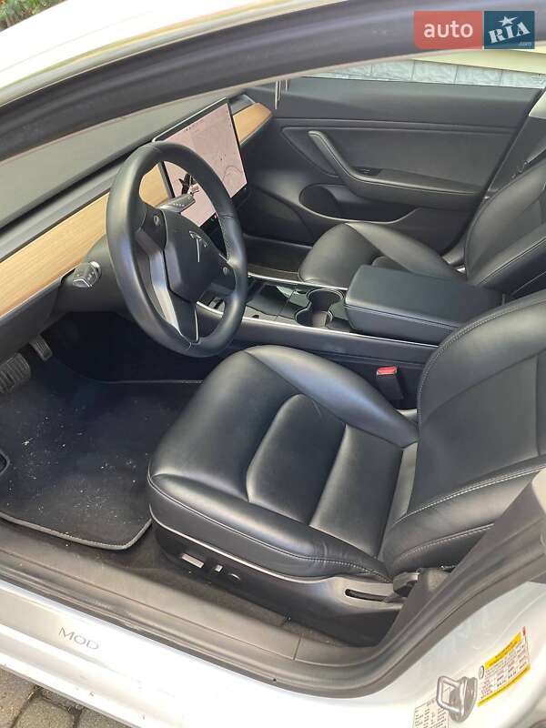 Седан Tesla Model 3 2019 в Ужгороді