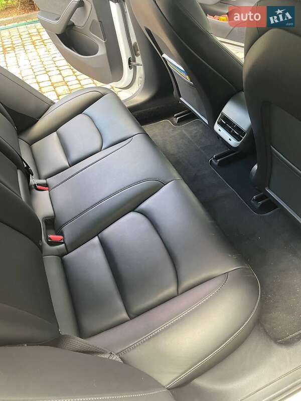 Седан Tesla Model 3 2019 в Ужгороді