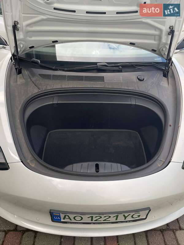 Седан Tesla Model 3 2019 в Ужгороді