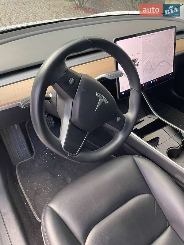 Седан Tesla Model 3 2019 в Ужгороде