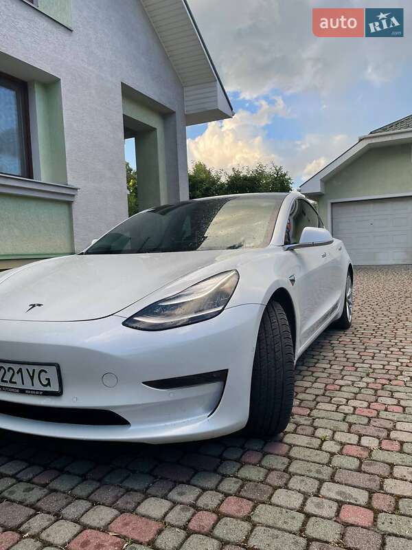 Седан Tesla Model 3 2019 в Ужгороде