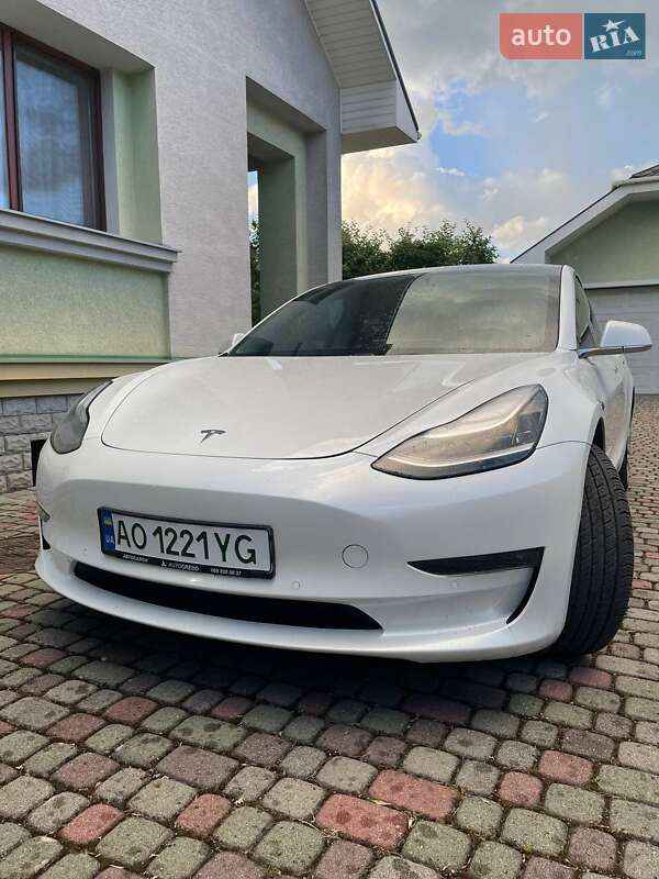 Седан Tesla Model 3 2019 в Ужгороде