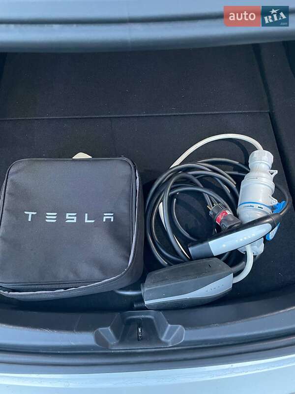 Седан Tesla Model 3 2019 в Ужгороде