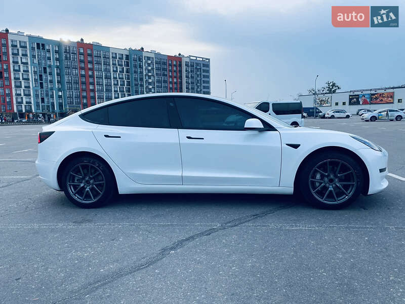 Седан Tesla Model 3 2021 в Києві