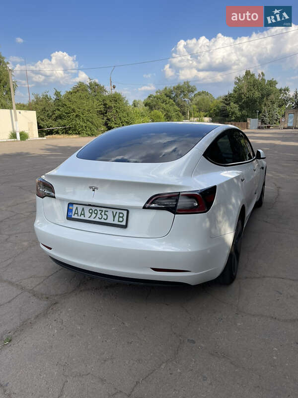 Седан Tesla Model 3 2023 в Києві