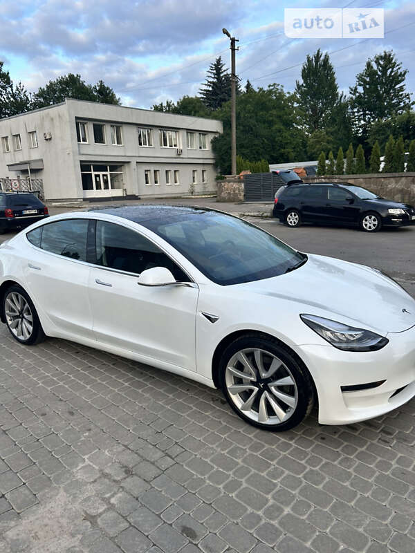 Седан Tesla Model 3 2020 в Львове