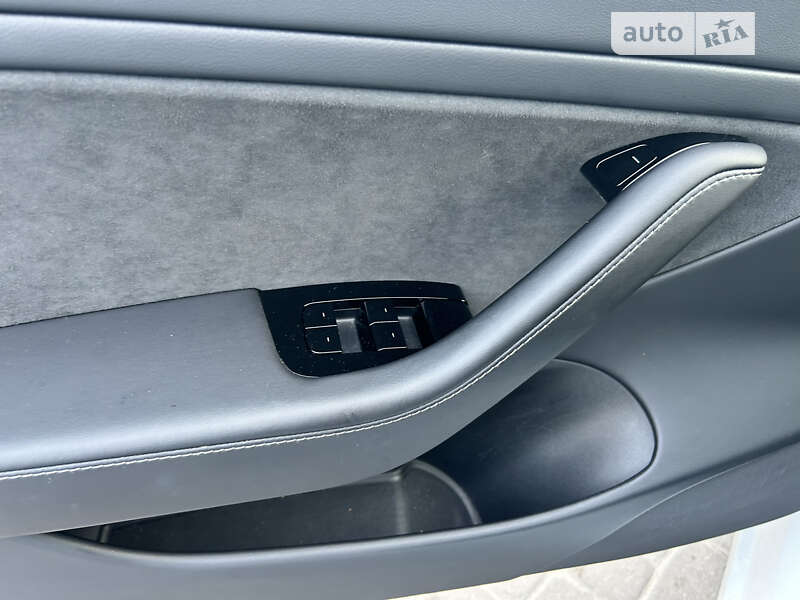 Седан Tesla Model 3 2020 в Львове