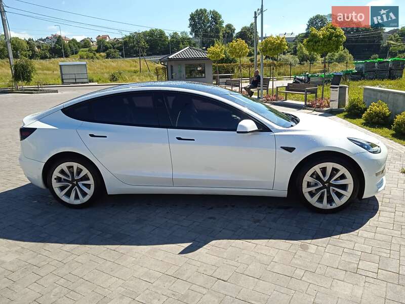 Седан Tesla Model 3 2022 в Львові