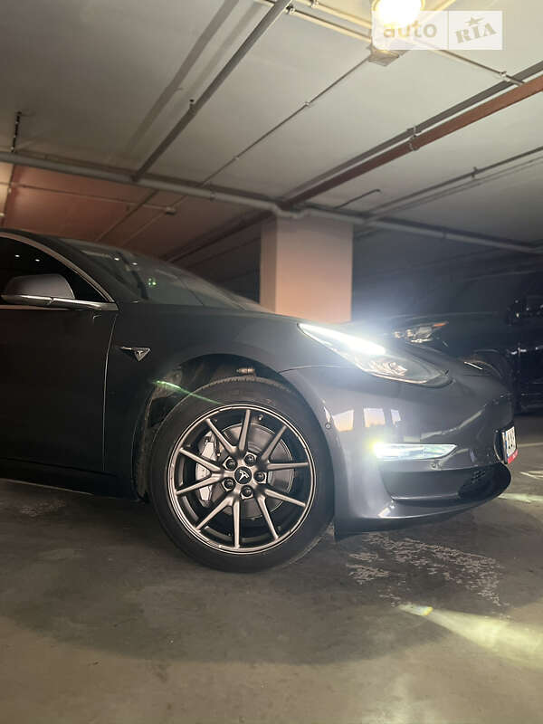 Седан Tesla Model 3 2020 в Львове