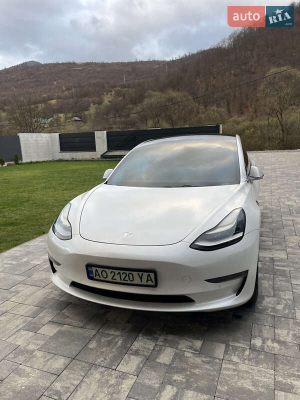 Седан Tesla Model 3 2019 в Міжгір'ї