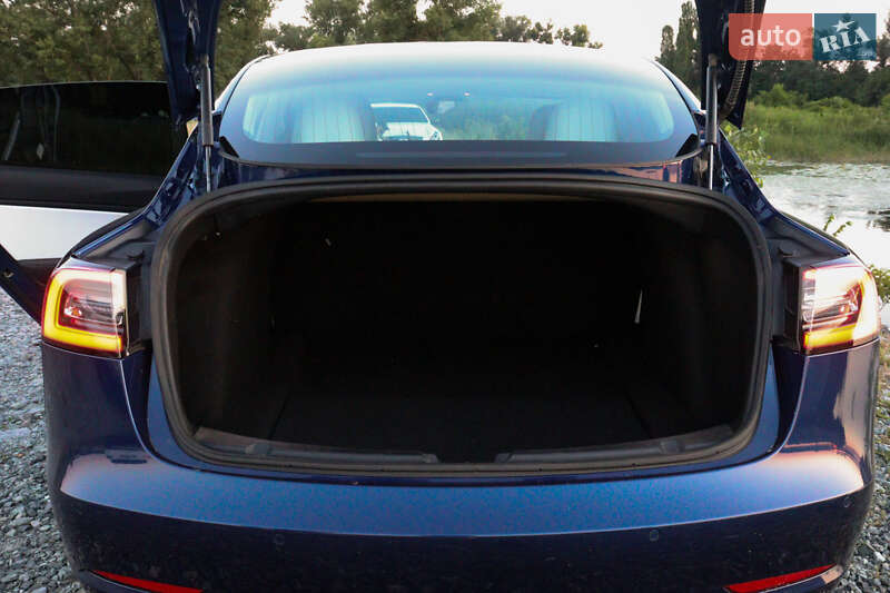 Седан Tesla Model 3 2019 в Киеве