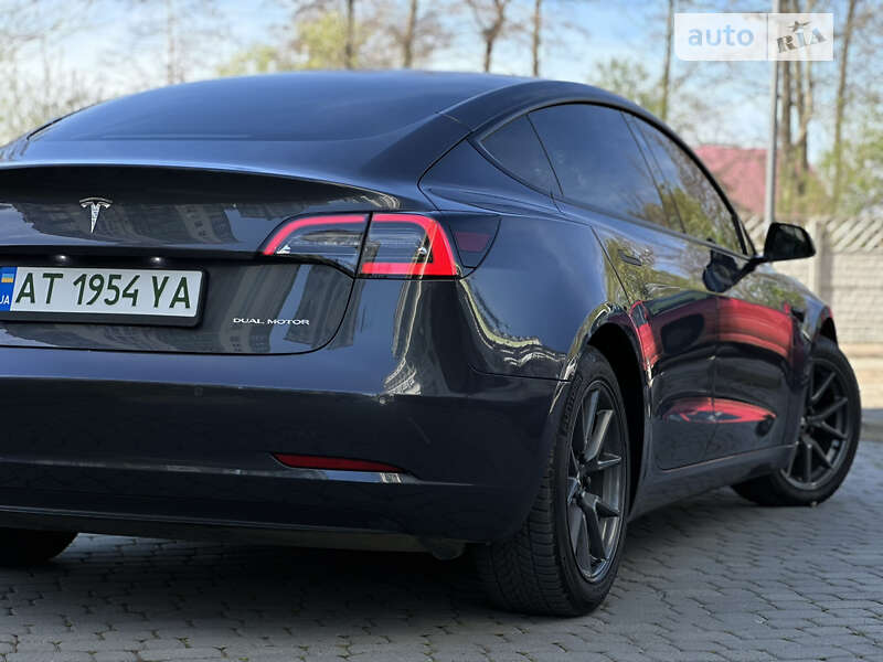 Седан Tesla Model 3 2022 в Івано-Франківську