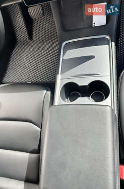Седан Tesla Model 3 2022 в 