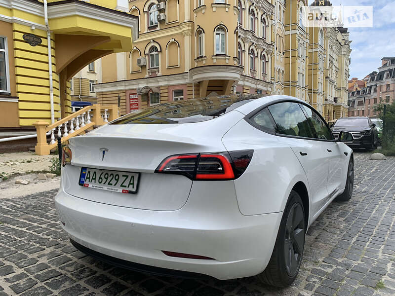 Седан Tesla Model 3 2021 в Киеве