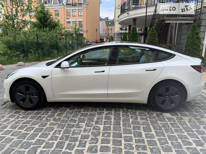 Седан Tesla Model 3 2021 в Киеве